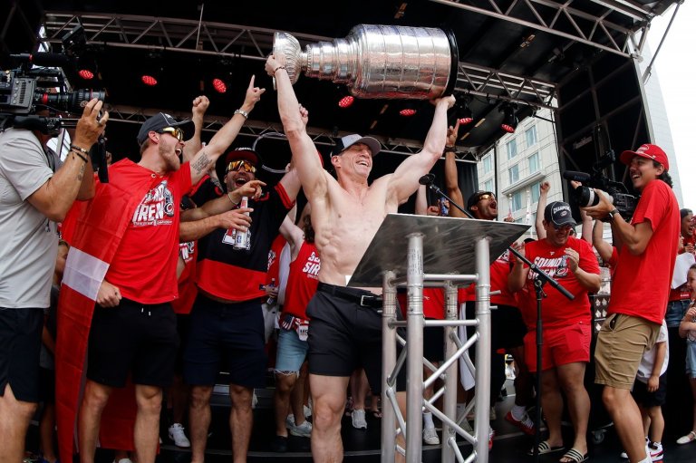 Hurricanes fans jam into downtown Raleigh for team's Stanley Cup parade, celebration | iNFOnews.ca