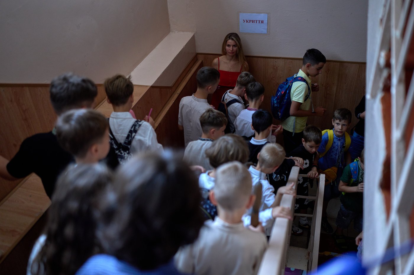Pupils return to school in Russia and Ukraine as Kyiv students shelter from air raids, in photos | iNFOnews.ca