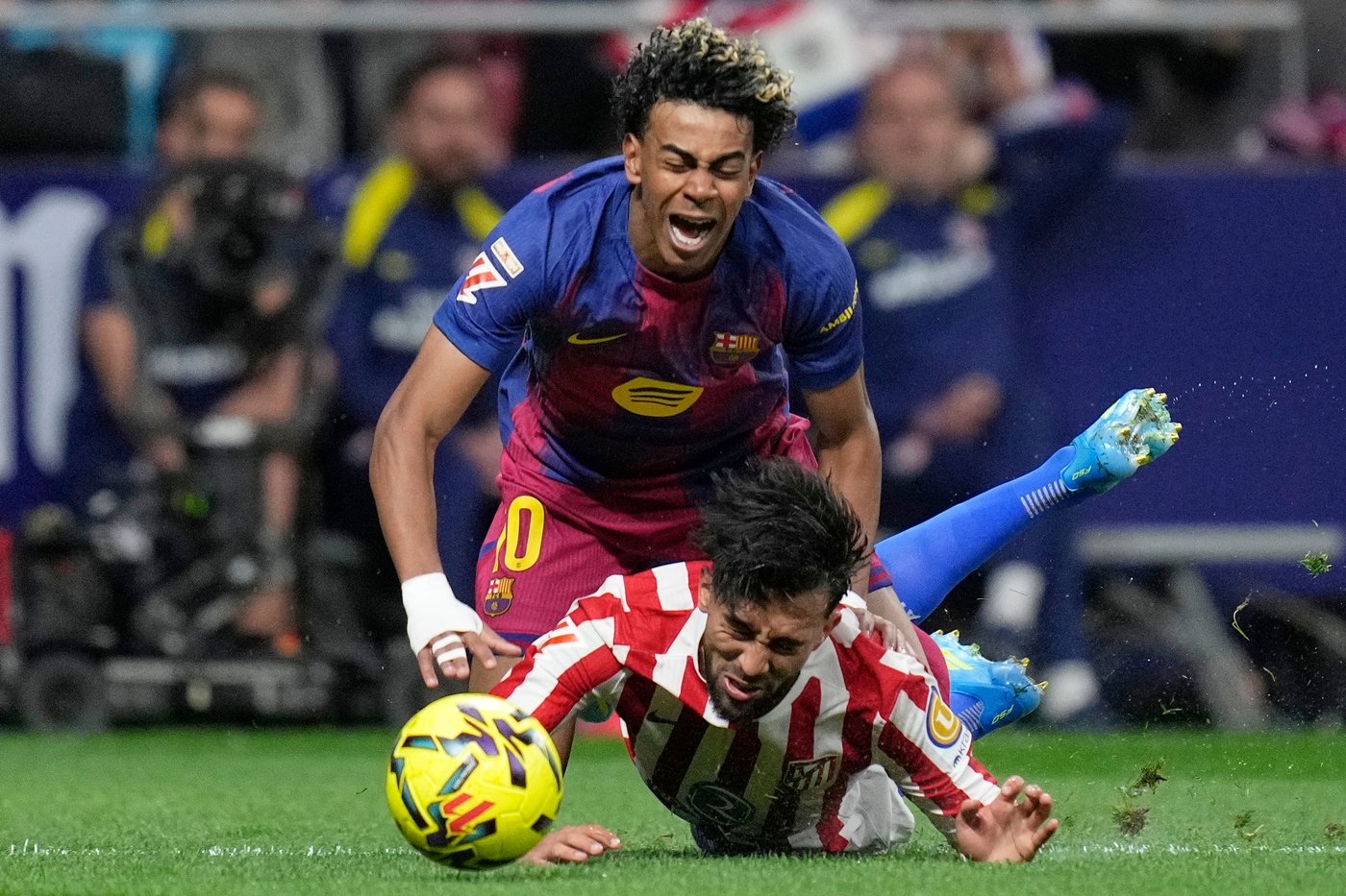 Barcelona overcomes 10-man Atletico and boosts La Liga lead after Real Madrid loses | iNFOnews.ca Barcelona overcomes 10-man Atletico and boosts La Liga lead after Real Madrid loses | iNFOnews.ca