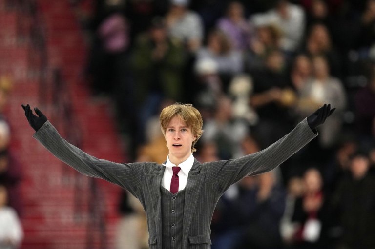 Stephen Gogolev leads after short program at Canadian figure skating championships | iNFOnews.ca