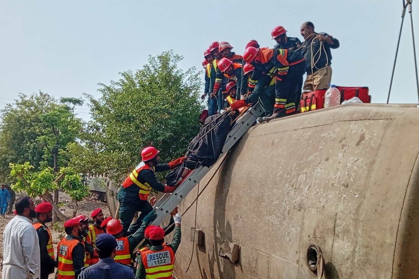 Passenger train derails in central Pakistan, killing at least 5 people and injuring 35 | iNFOnews.ca Passenger train derails in central Pakistan, killing at least 5 people and injuring 35 | iNFOnews.ca