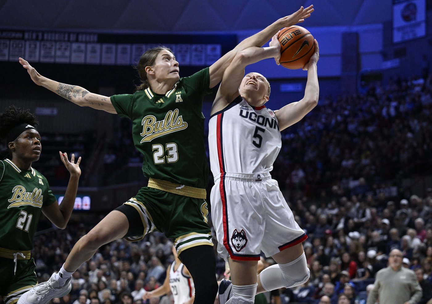 No. 2 UConn cruises past South Florida as Geno Auriemma pulls within a victory of NCAA record | iNFOnews.ca