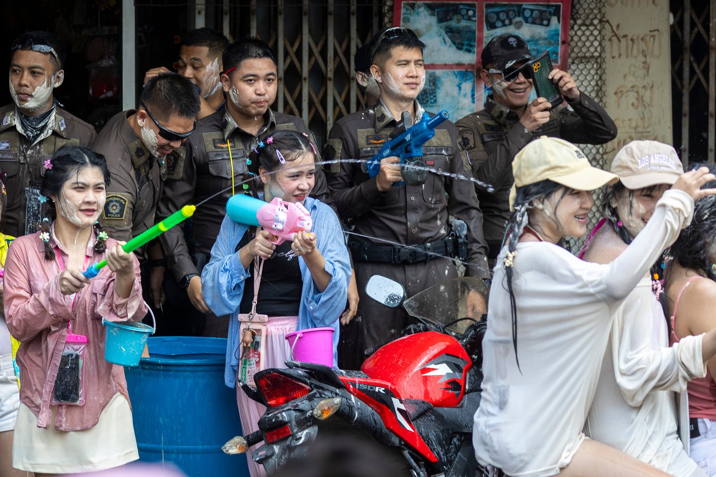 People spray water to celebrate the Thai New Year during the Songkran festival, in photos | iNFOnews.ca