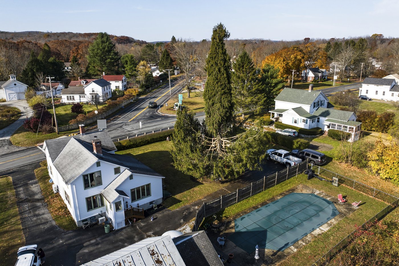 Crowds flock to tiny Massachusetts town to send off New York's Rockefeller Christmas tree | iNFOnews.ca