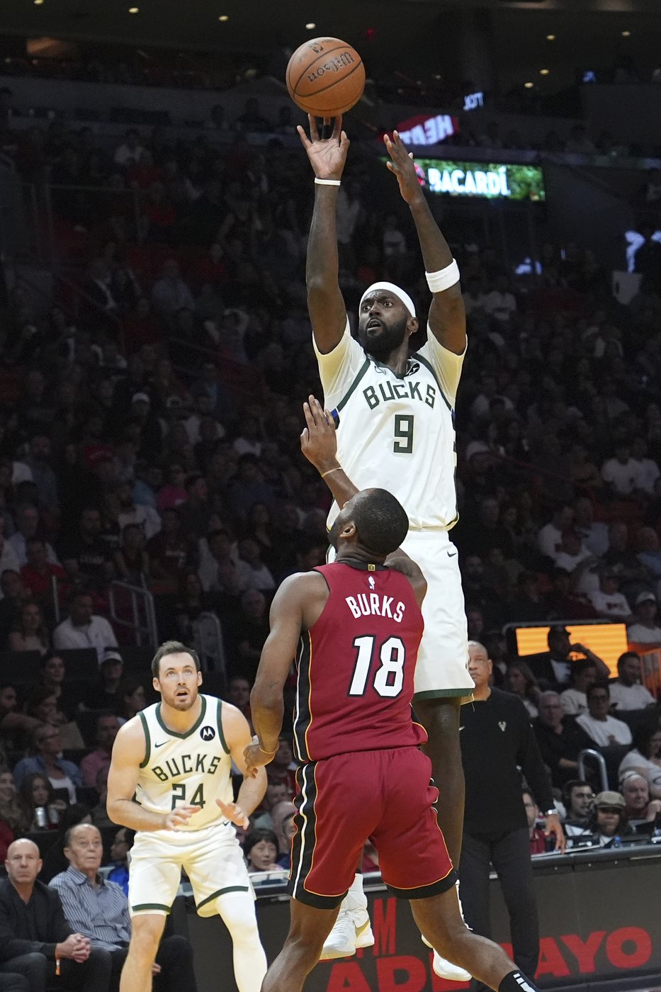 Lillard scores 37 points and Giannis-less Bucks hold off Heat 106-103 to move to 3-0 in Cup play | iNFOnews.ca