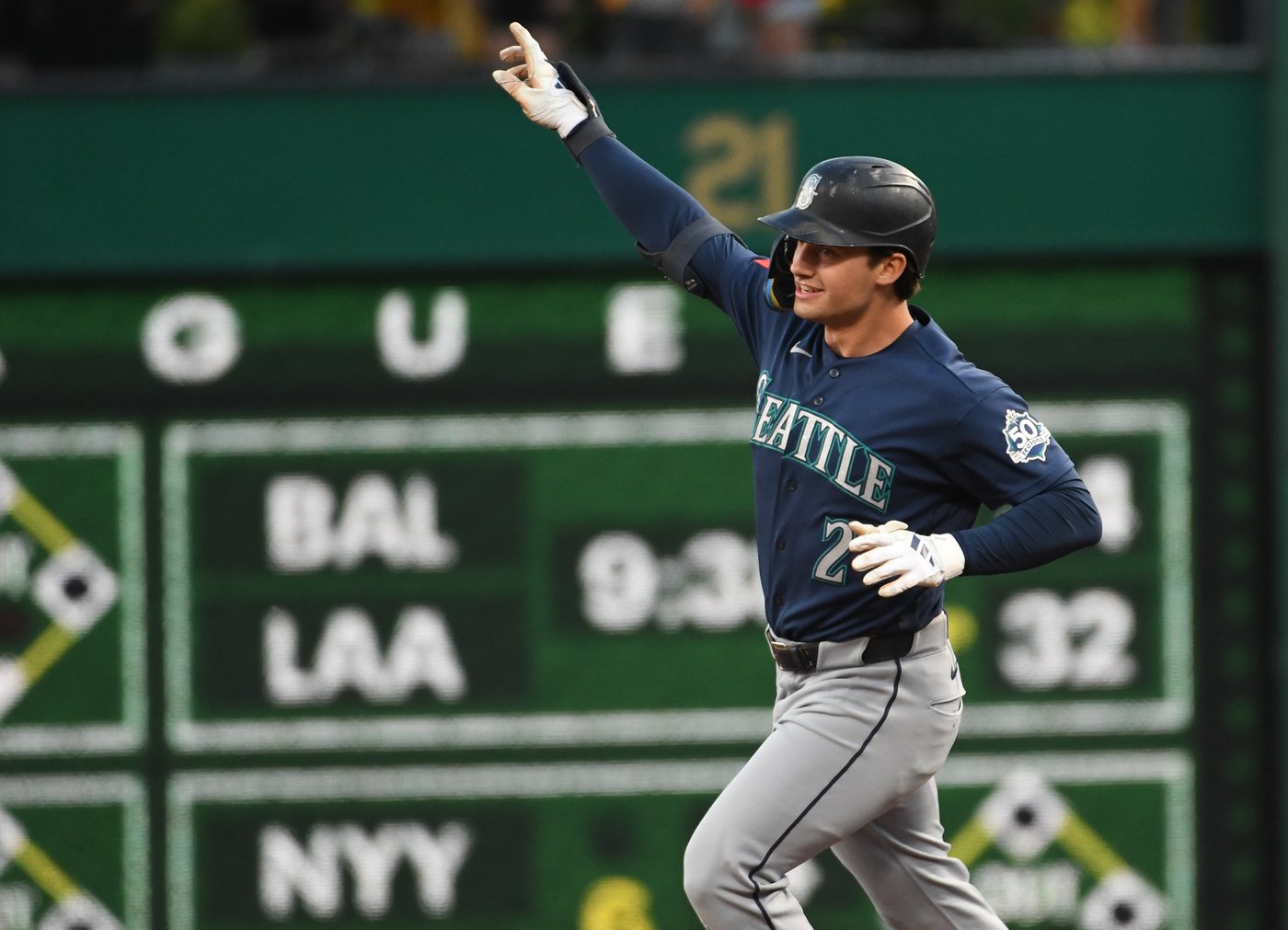 Cole Young hits a two-run home run in the seventh to lift Mariners to a 3-2 victory over Pirates | iNFOnews.ca