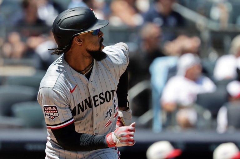 Twins center fielder Byron Buxton leaves game against Yankees with a hip injury | iNFOnews.ca