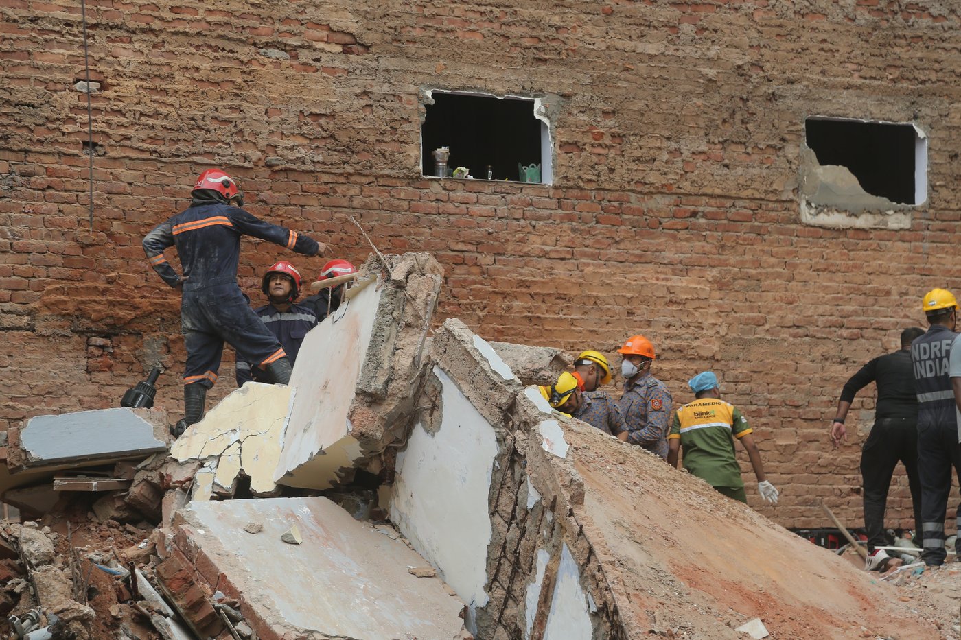 Building collapse in New Delhi kills 1 and traps dozens of others | iNhome Building collapse in New Delhi kills 1 and traps dozens of others | iNhome