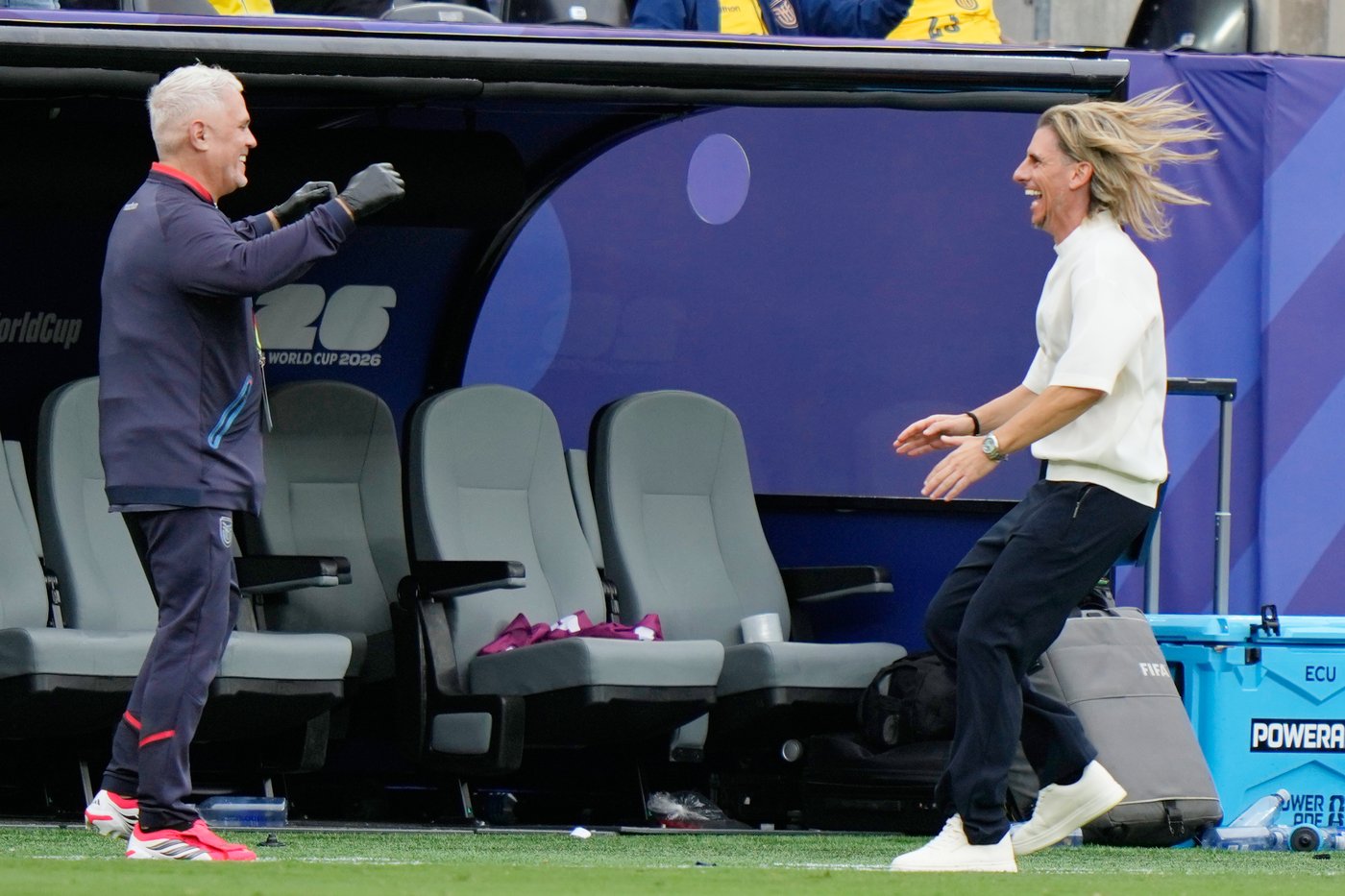 Ecuador coach Sebastián Beccacece shares an emotional moment with his family at the World Cup | iNFOnews.ca Ecuador coach Sebastián Beccacece shares an emotional moment with his family at the World Cup | iNFOnews.ca