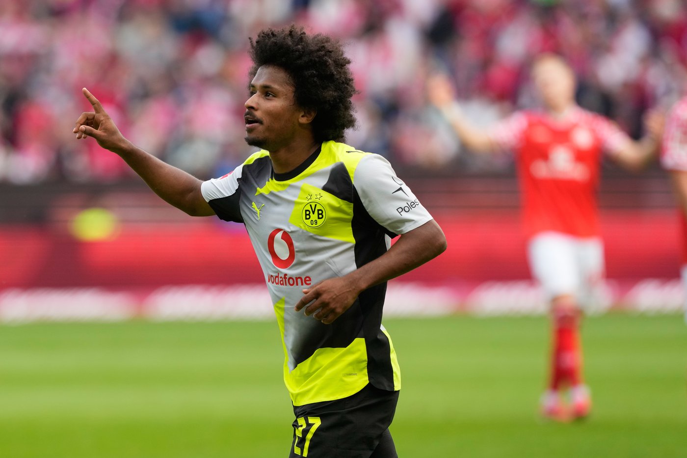 Dortmund beats Mainz 2-0 to keep pace with Bayern in Bundesliga, Frankfurt wins 10-goal spectacle | iNFOnews.ca