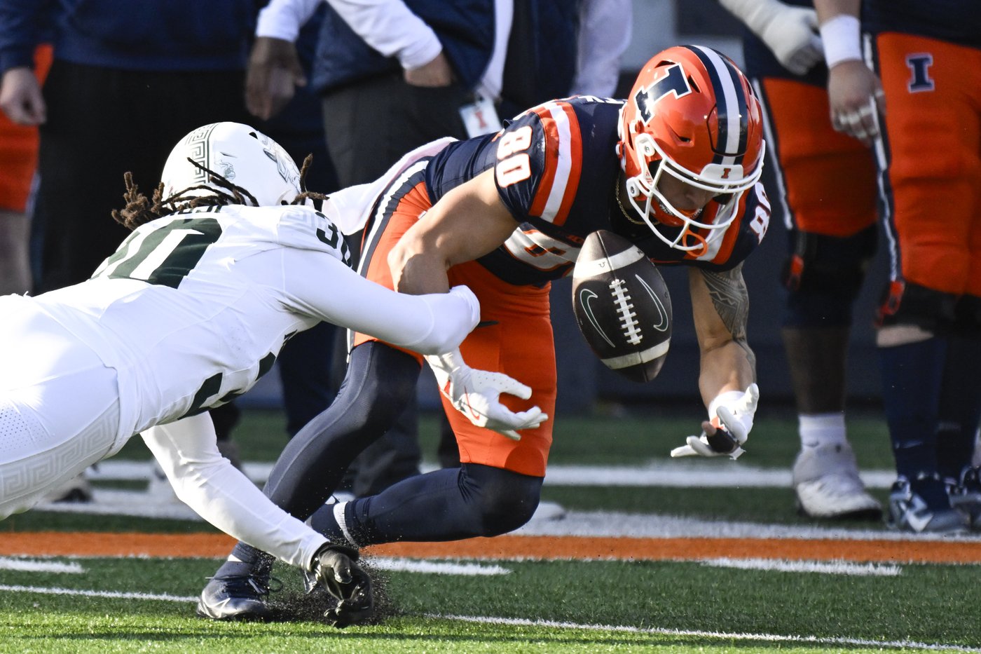 Josh McCray runs for three TDs to lead Illinois to a 38-16 win over slumping Michigan State | iNFOnews.ca