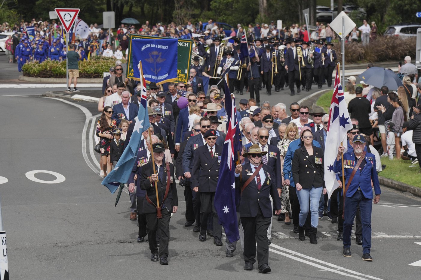 Australians and New Zealanders commemorate war dead on Anzac Day | iNFOnews.ca