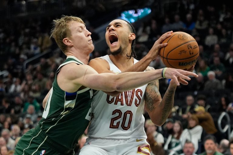 Porter, Rollins lead the Bucks past the short-handed Cavaliers, 118-116 | iNFOnews.ca
