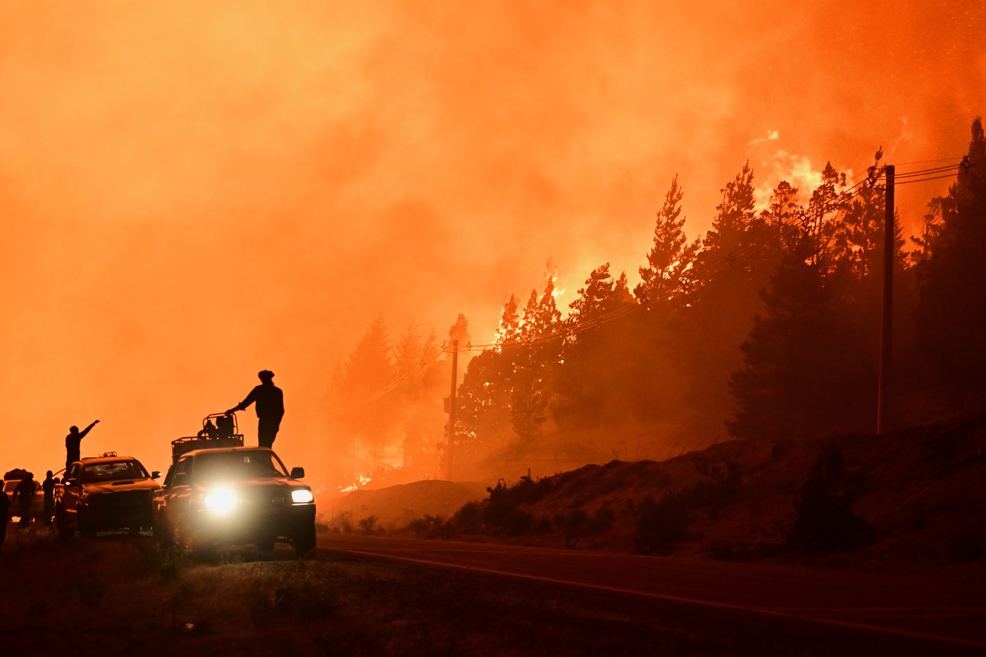 Wildfires in south Argentina rip through nearly 12,000 hectares of forest, threatening communities | iNFOnews.ca