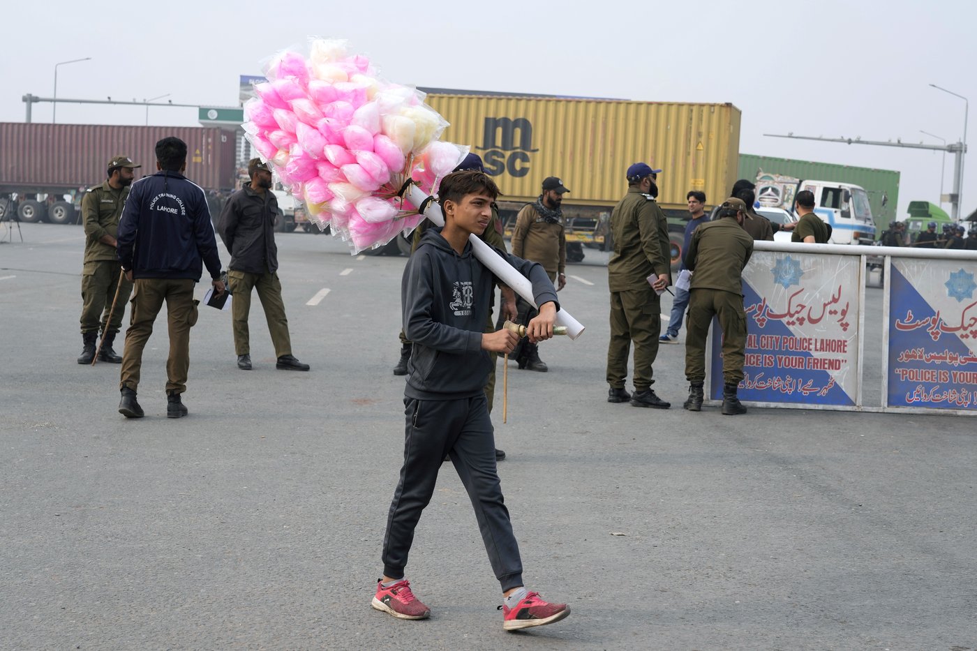 Pakistan seals off its capital ahead of a planned rally by Imran Khan supporters | iNFOnews.ca Pakistan seals off its capital ahead of a planned rally by Imran Khan supporters | iNFOnews.ca