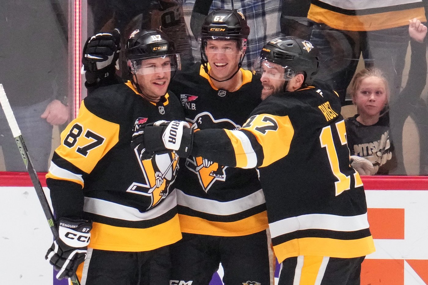 Sidney Crosby breaks Penguins scoring record previously held by Mario Lemieux | iNFOnews.ca