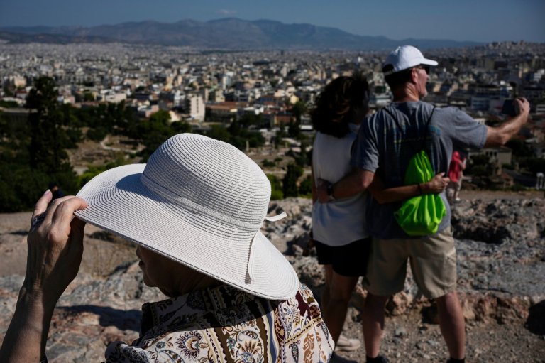 The sunhat is everywhere in Athens as crowds grow larger at ancient sites | iNFOnews.ca