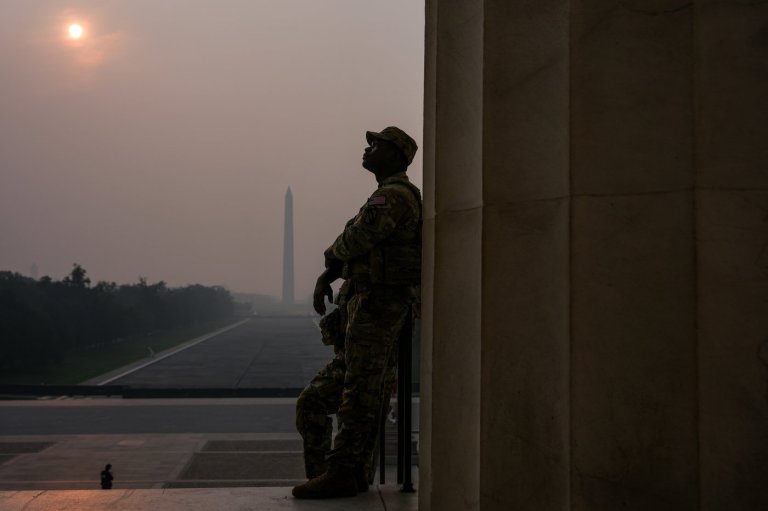 Heavy smoke from wildfires is darkening skies from the US Midwest to the East Coast, in photos | iNFOnews.ca