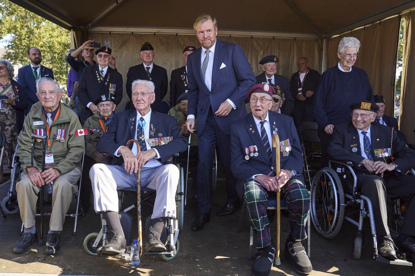 Hundreds of parachutists drop over Dutch heath to commemorate World War II operation | iNFOnews.ca Hundreds of parachutists drop over Dutch heath to commemorate World War II operation | iNFOnews.ca
