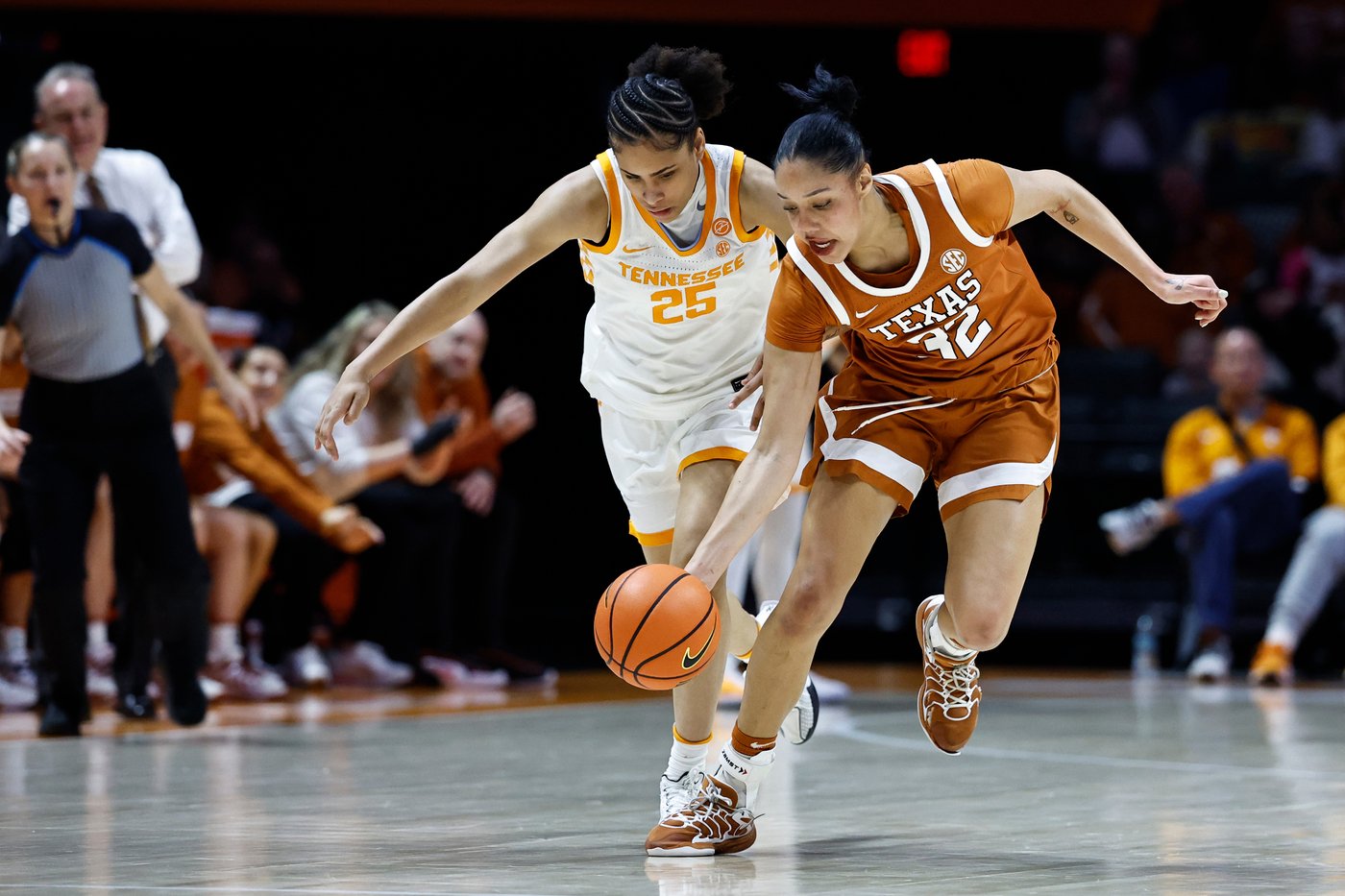 Booker helps No. 4 Texas hold on against No. 22 Tennessee 65-63 | iNFOnews.ca