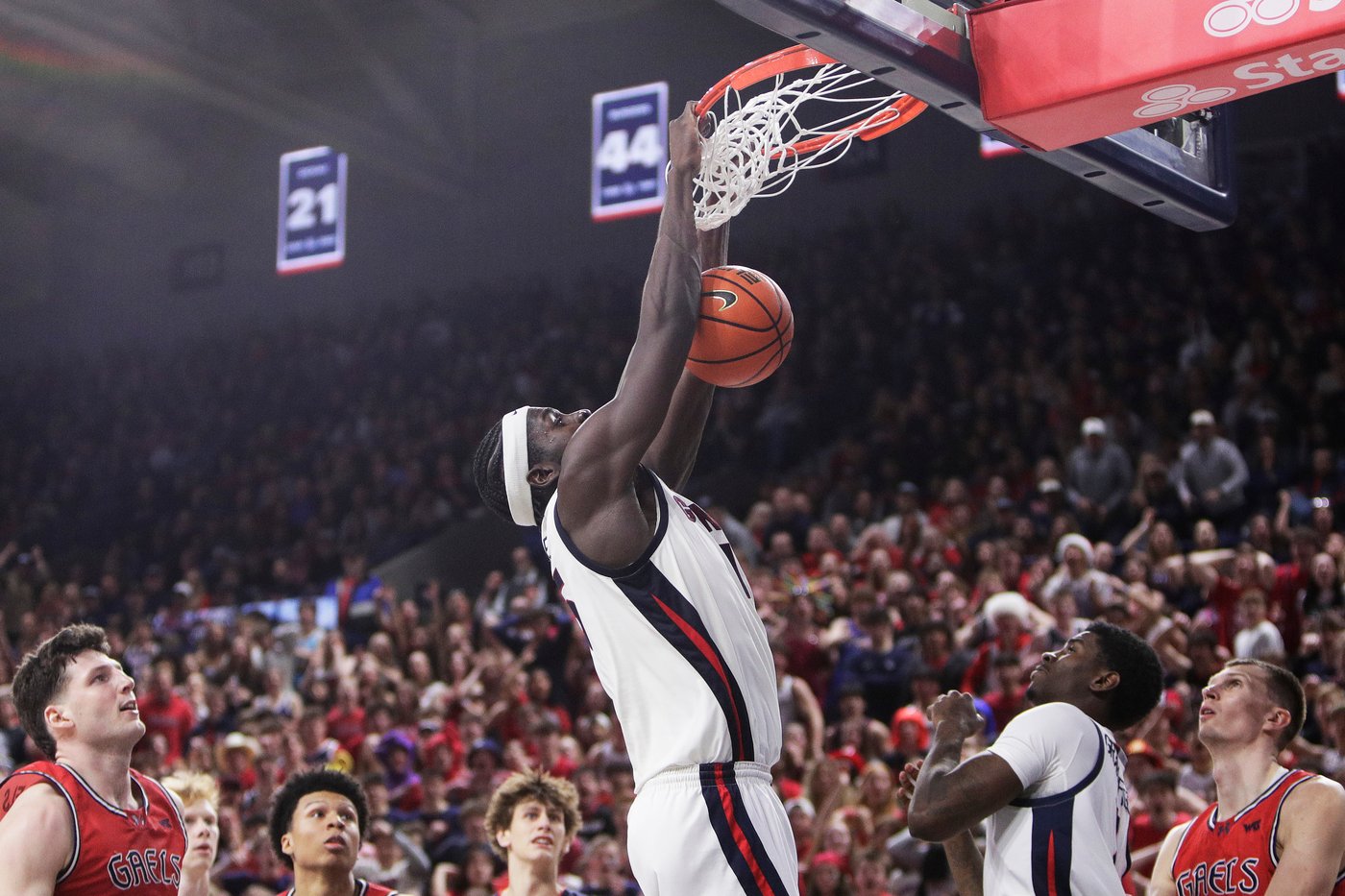 Graham Ike scores 30 points in return from injury as No. 6 Gonzaga beats Saint Mary's 73-65 | iNFOnews.ca
