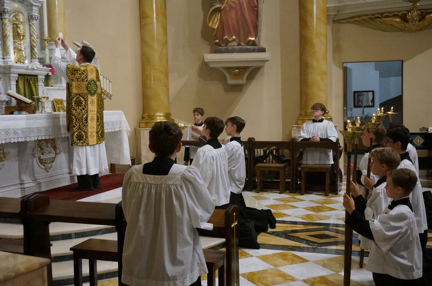Latin Mass, but faithful to the pope: A Minnesota church shows a different way during schism crisis | iNFOnews.ca