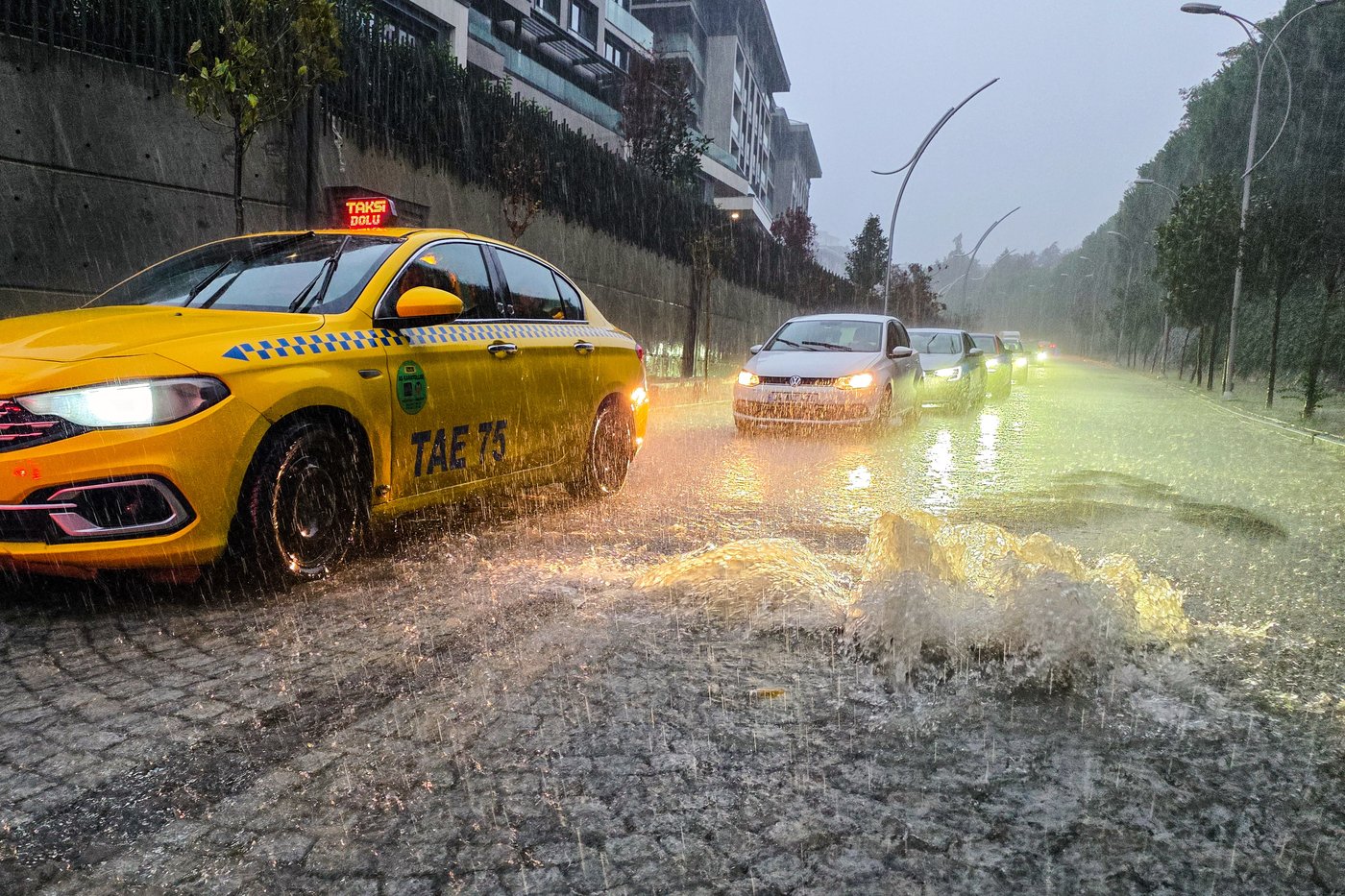 Heavy rain shuts down Istanbul, causing flooding and 2 deaths | iNFOnews.ca