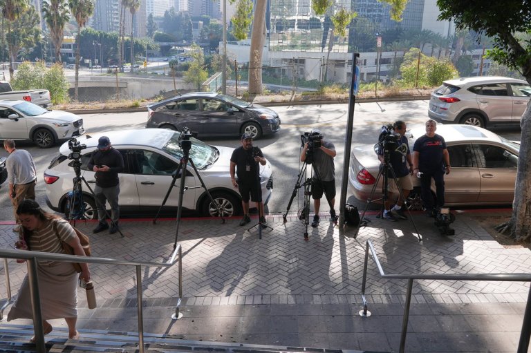 FBI serving search warrants at Los Angeles school district headquarters and superintendent’s home | iNFOnews.ca