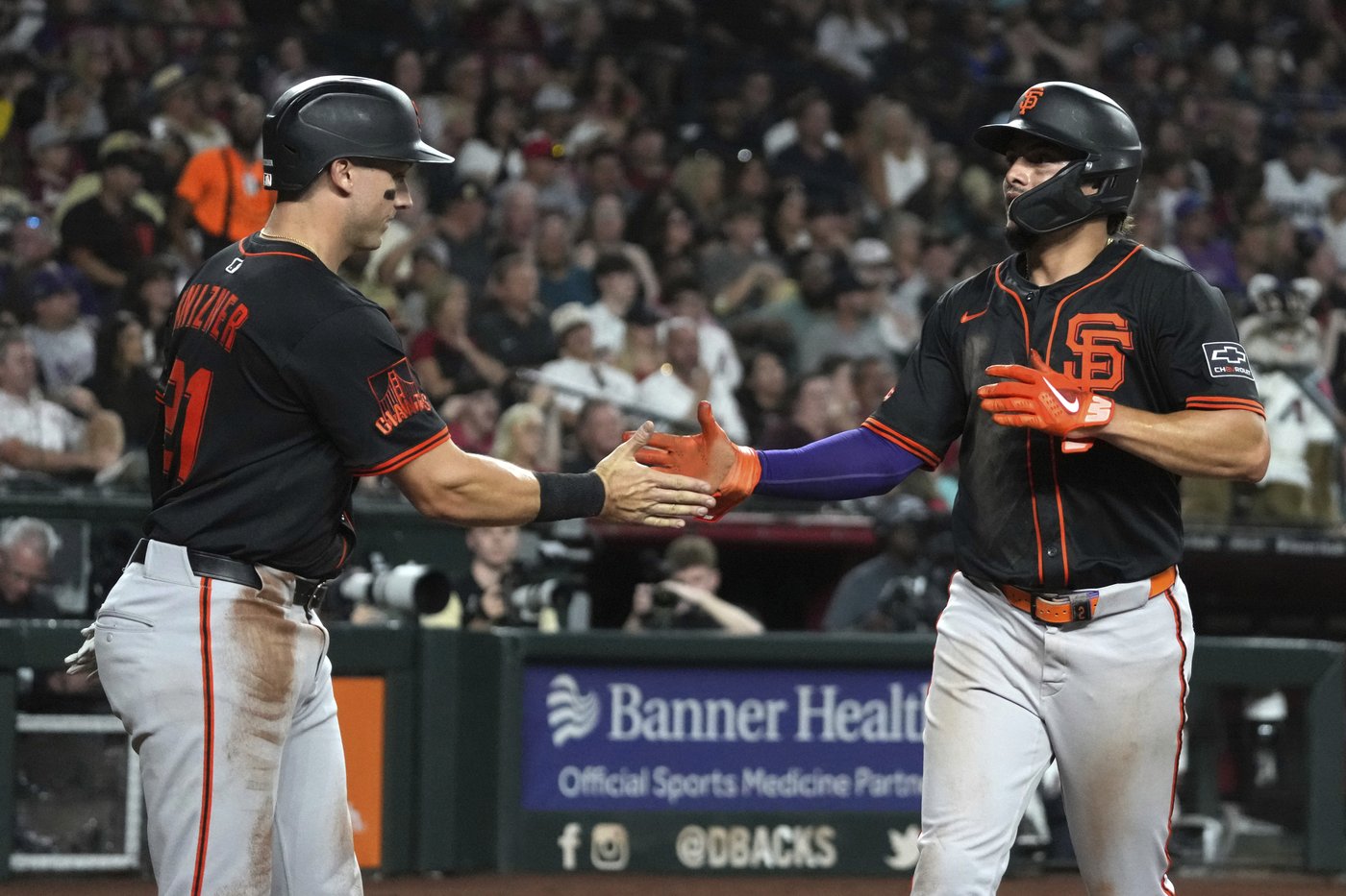 Robbie Ray throws a complete game, Giants beat Diamondbacks 7-2 to split 4-game series | iNFOnews.ca