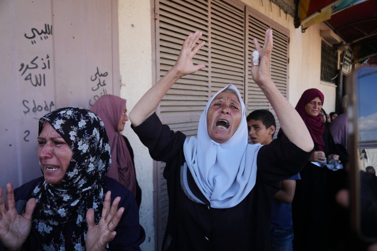 Israeli strikes in Gaza kill at least 16 as the world awaits Hamas' response to Trump's peace plan | iNFOnews.ca