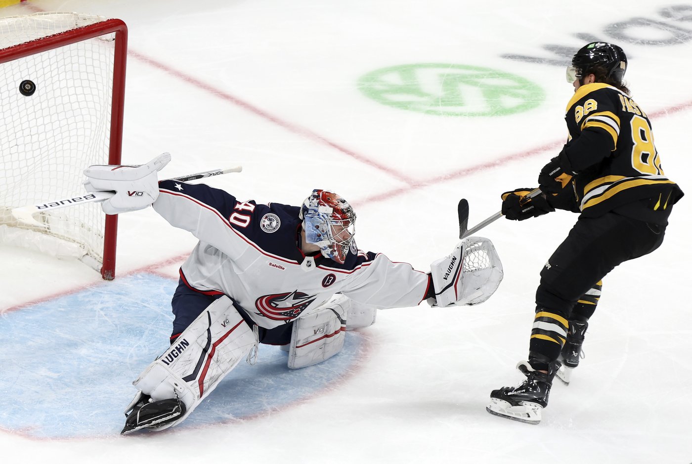 Jeremy Swayman stops 18 shots, David Pastrnak scores on breakaway as Bruins beat Columbus, 4-0 | iNFOnews.ca