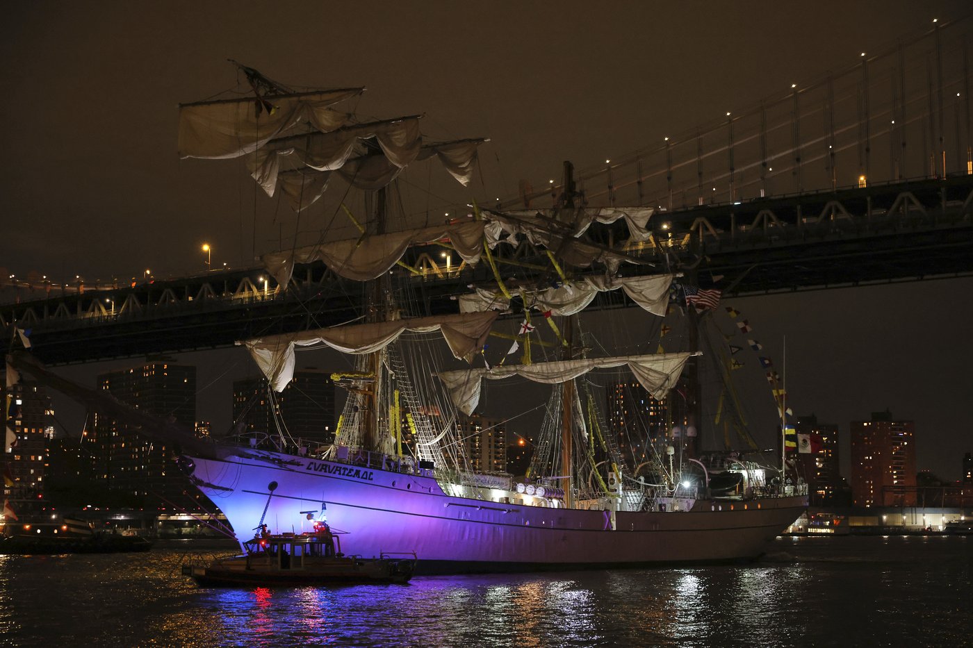 AP PHOTOS: Mexican tall ship strikes Brooklyn Bridge, snapping masts and killing 2 crew members | iNFOnews.ca