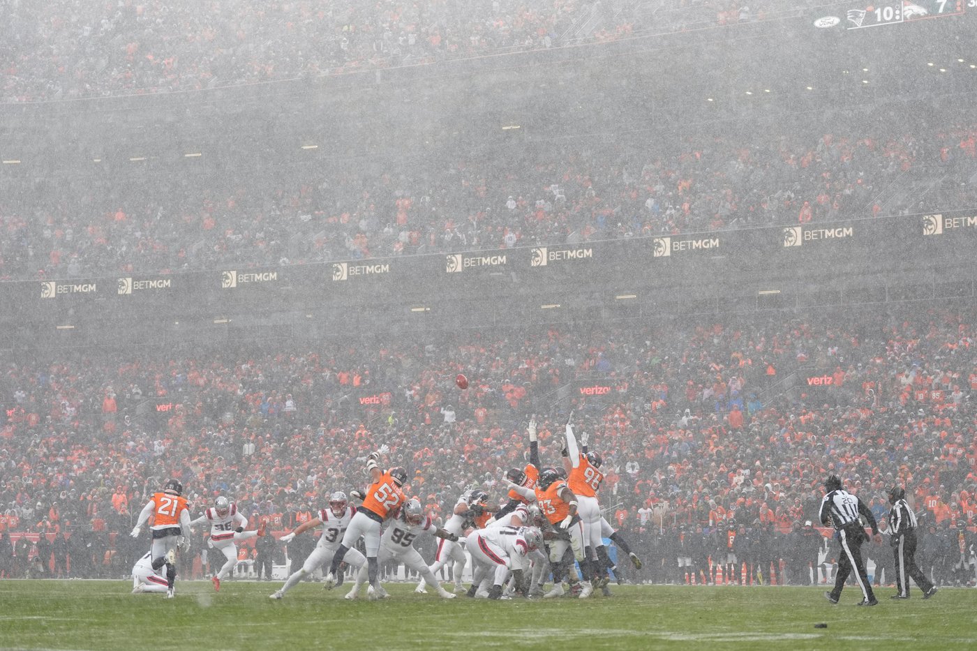 Snow and wind pick up in 2nd half of AFC championship game in Denver | iNFOnews.ca
