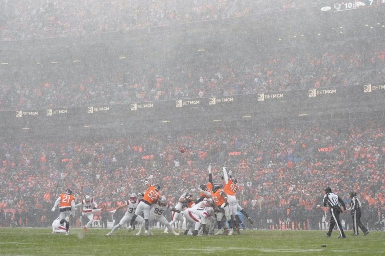 Snow and wind pick up in 2nd half of AFC championship game in Denver | iNFOnews.ca