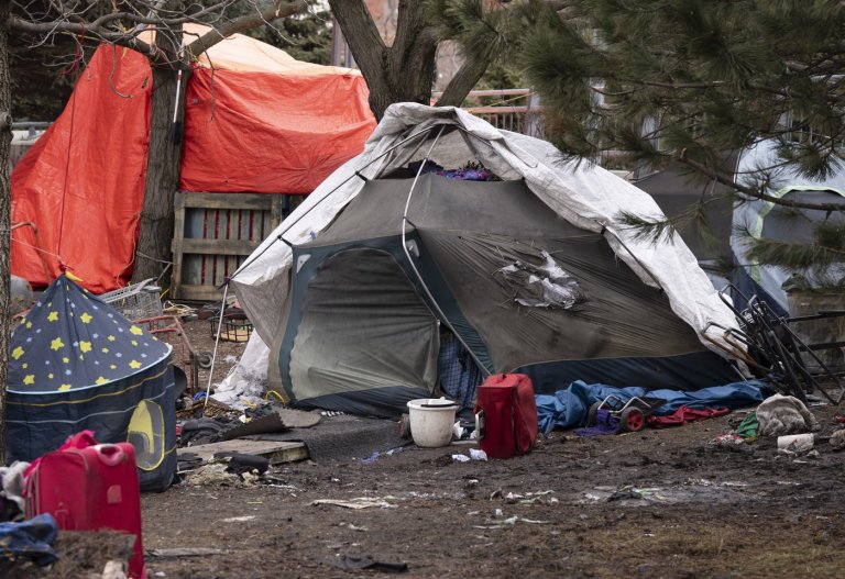 Judge blocks eviction of ten people living in tents under Montreal overpass | iNFOnews.ca