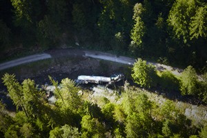 Hundreds of angry B.C. residents pack meeting after fuel spill into Lemon Creek | iNFOnews.ca CP24362857