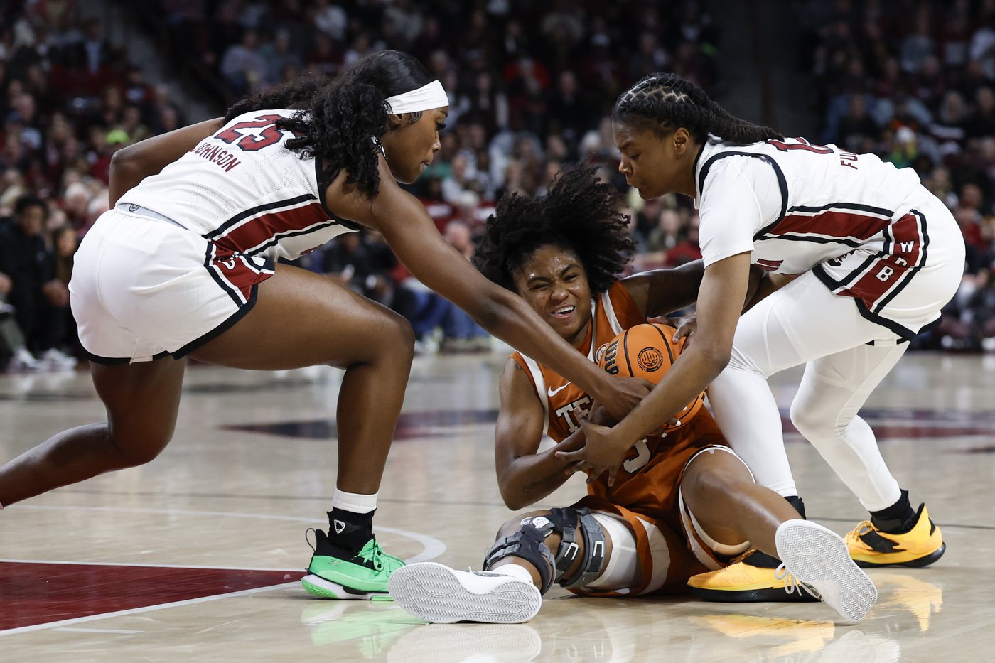 No. 2 South Carolina women dismantle No. 5 Texas, extend winning streak to 11 | iNFOnews.ca
