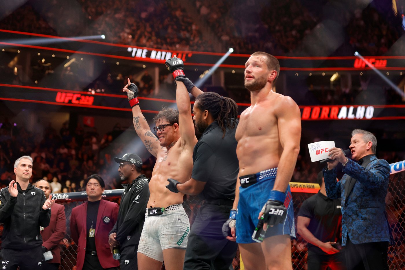 Charles Oliveira takes BMF title from Max Holloway at UFC 326, nearly 11 years after first meeting | iNFOnews.ca Charles Oliveira takes BMF title from Max Holloway at UFC 326, nearly 11 years after first meeting | iNFOnews.ca