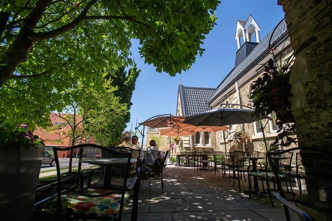 Restaurants near virus hot spots weigh safety-vs-profit with locals-only dining | iNFOnews.ca