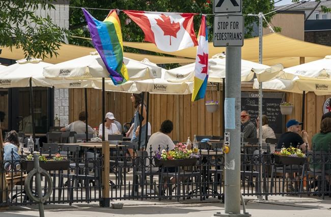 Toronto city councillors unanimously approve extending patio season through winter | iNFOnews.ca