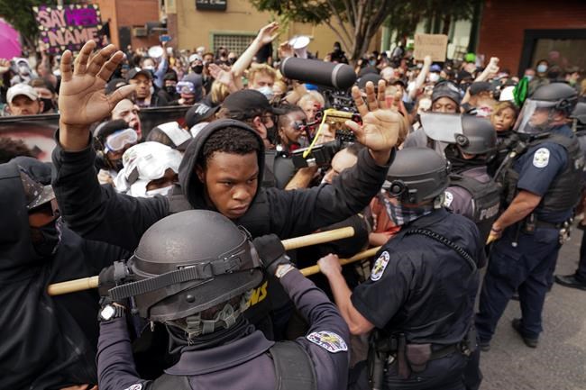 Should police carry guns? Experts look at differences in foreign forces | iNFOnews.ca