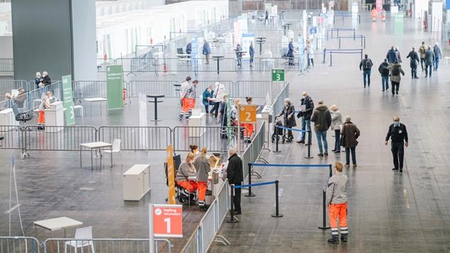 U.S., Europe divided on pandemic response, but expect better results next time: poll | iNFOnews.ca