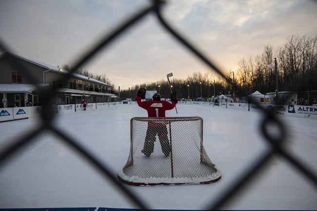 Pucks shatter, blades break: Hockey players face off against bitter cold for cancer | iNFOnews.ca