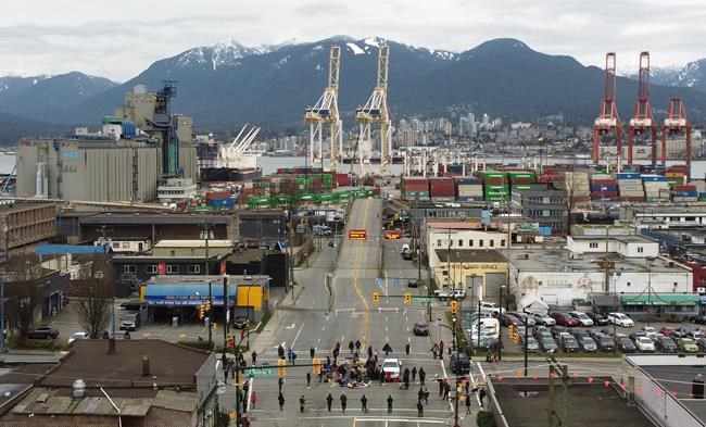 Four demonstrators arrested after blocking access to Vancouver port for 24 hours | iNFOnews.ca