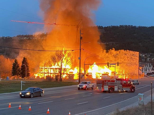 Fire sweeps through unfinished condos in Kelowna, B.C., forcing nearby evacuations | iNFOnews.ca CP703964623
