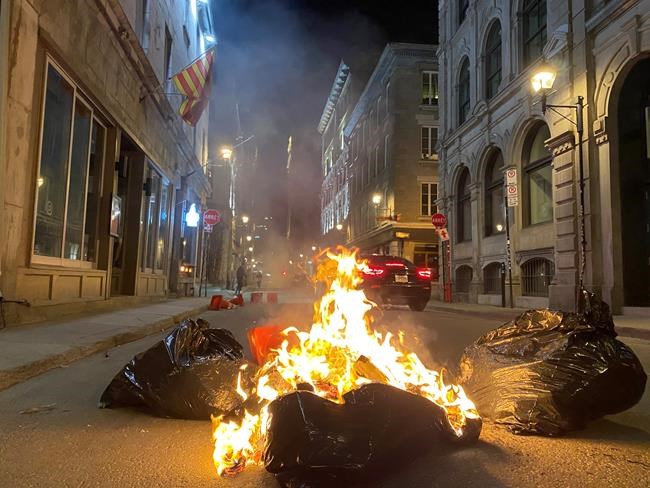 Hundreds defy Montreal's 8 p.m. curfew in violent, destructive protest | iNFOnews.ca CP986533353