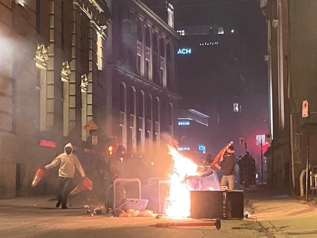 Montreal mayor calls destructive protests against COVID-19 curfew 'stupid' | iNFOnews.ca