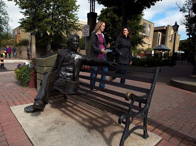 Charlottetown votes to add Indigenous figure next to Sir John A. Macdonald statue | iNFOnews.ca