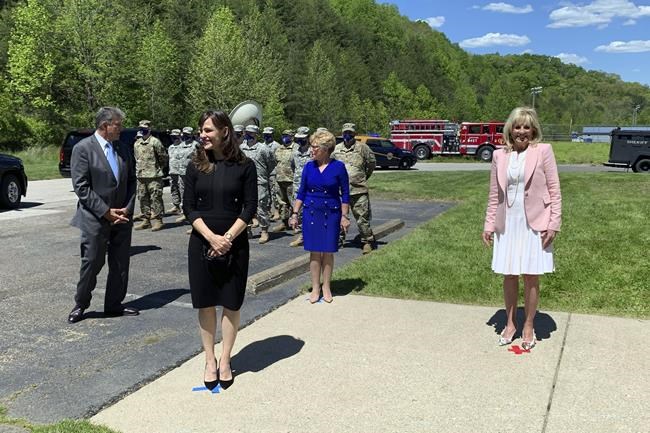 Manchin courtship: WVa senator joins Jill Biden at clinic | iNFOnews.ca