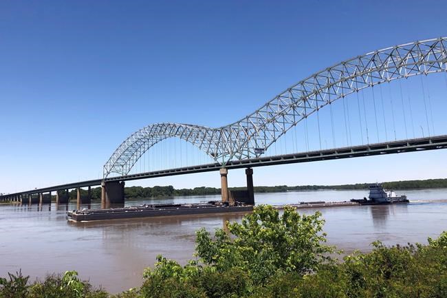 Mississippi River traffic resumes under damaged bridge | iNFOnews.ca CP988088275